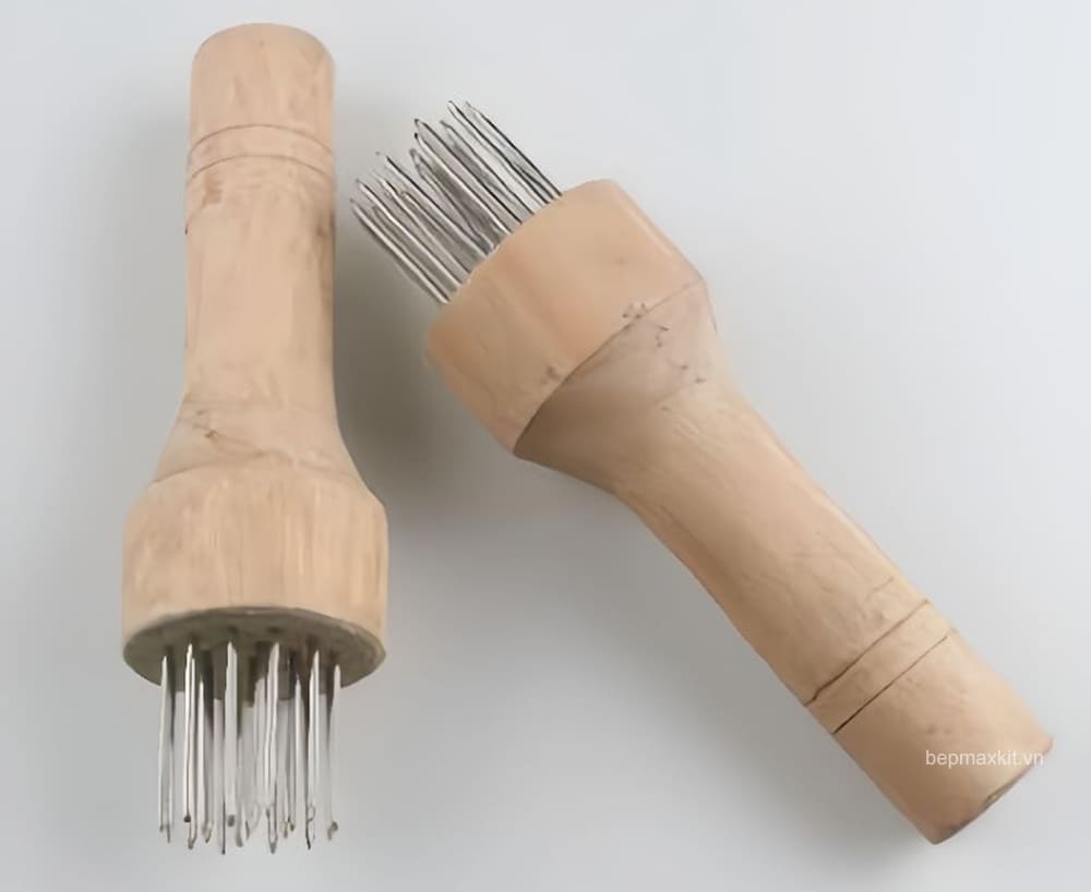 Săm bì lợn 2 Thiết kế săm bì lợn bao gồm cán gỗ và đầu nhọn inox